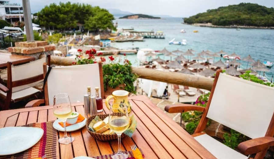 Nxehet punësimi sezonal në bregdet, kërkohen punonjës me