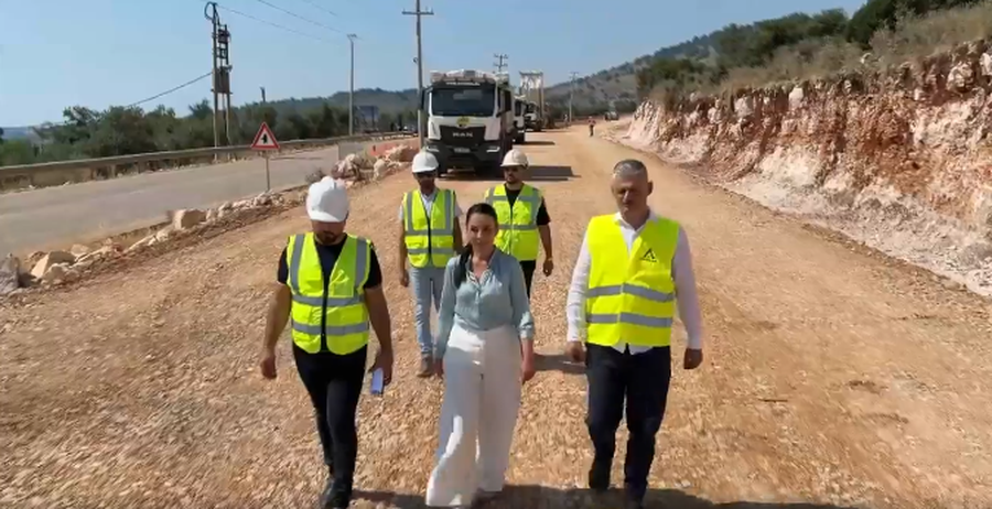 Zv/kryeministrja Balluku inspekton punimet në rrugën hyrëse