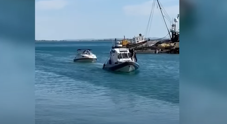 VIDEO/ Mbetën të bllokuar në mes të detit, shpëtohen 2