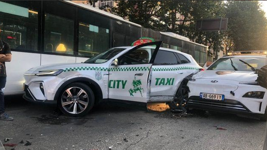 Aksident i 6-fishtë në Tiranë, taksia përplaset me urbanin