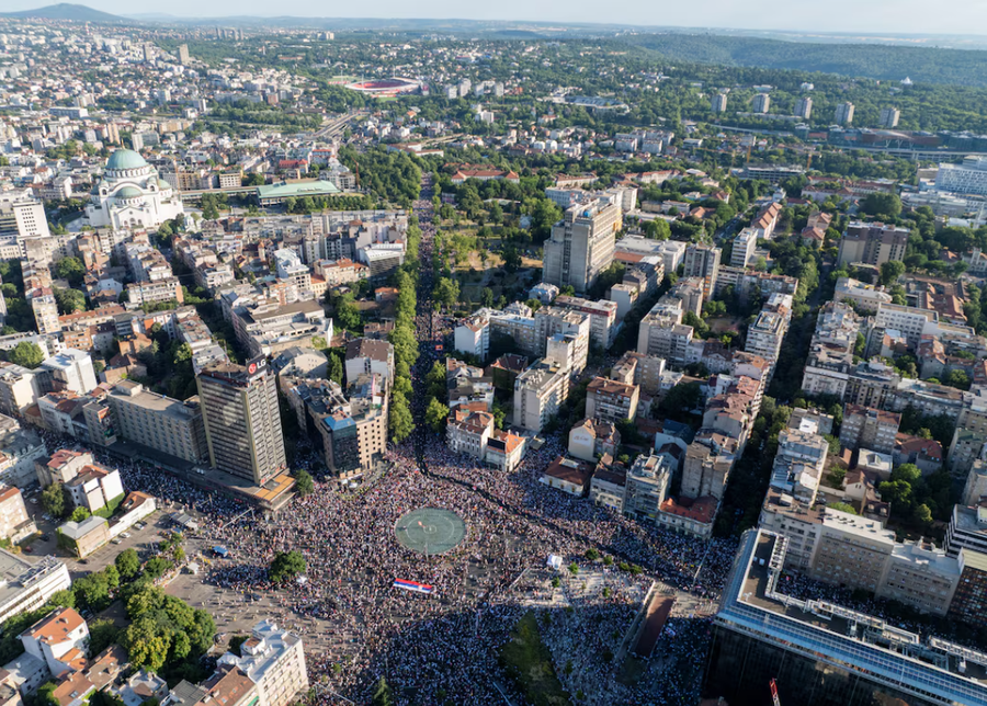 Protesta paralele në Beograd, studentët vihen përballë