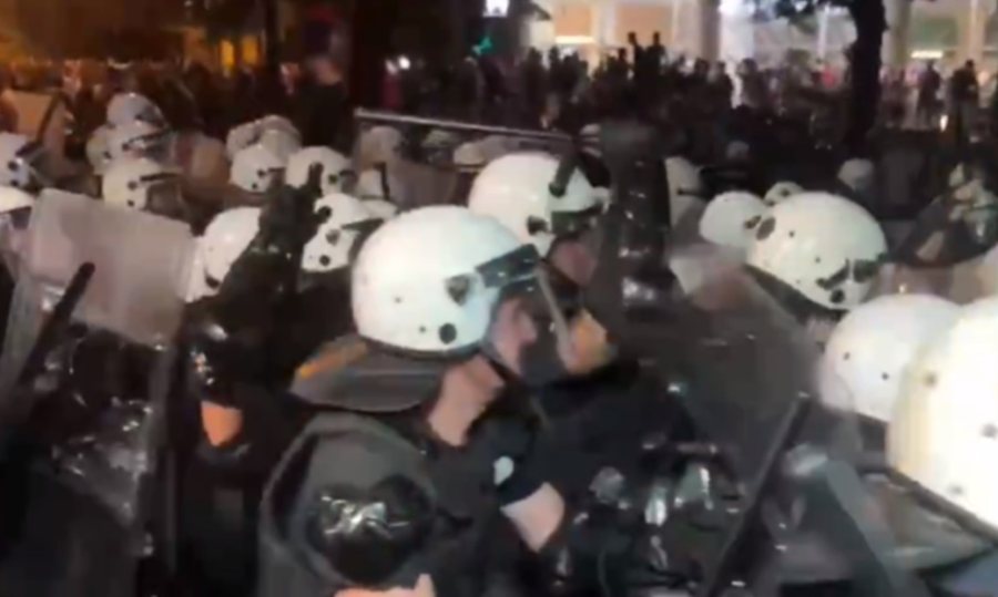 "Luftë" në Serbi / 48 oficerë policie të plagosur