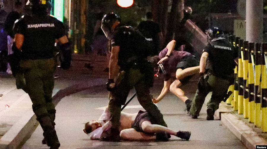 Beogradi në kaos: Dhunë mes policisë dhe protestuesve,