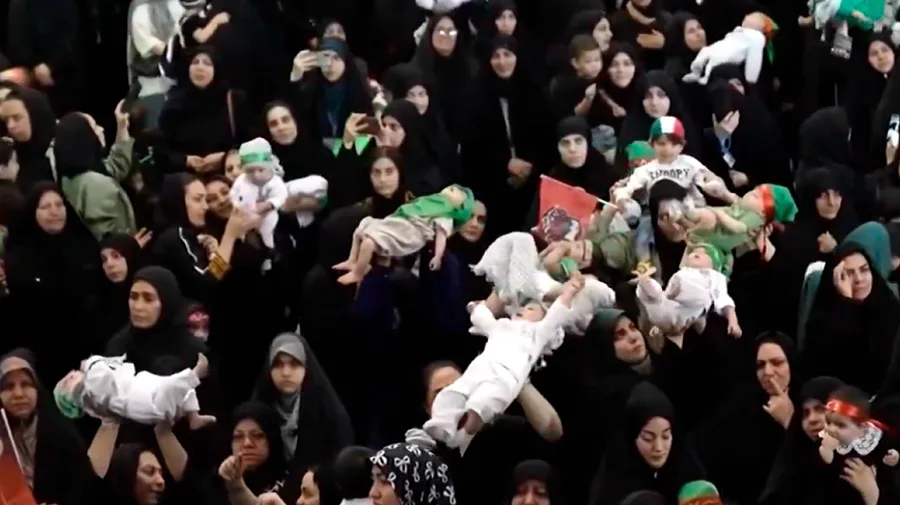 Video/ Qindra gra ofrojnë foshnjat e tyre si dëshmorë në