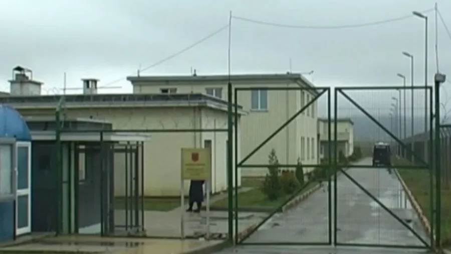 Dyshohet se fuste drogë në burg, arrestohet polici