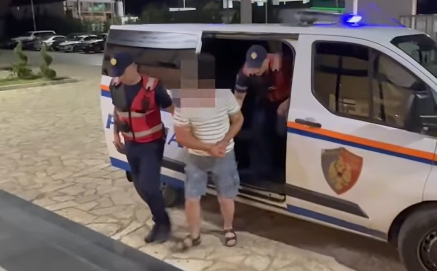VIDEO/ Kokainë në makinë dhe 2 pistoleta në shtëpi,
