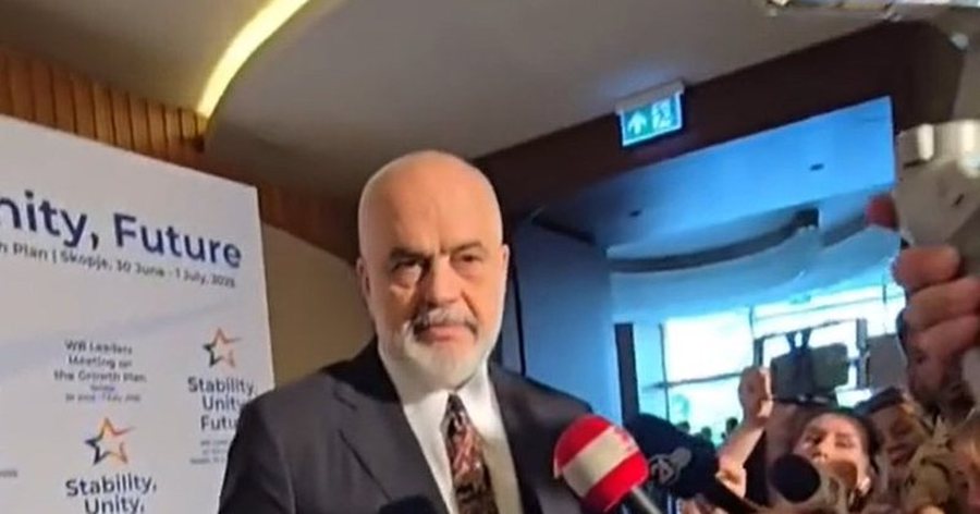 Gazetarja në Shkup ulet në gjunjë para Ramës, kryeministri -
