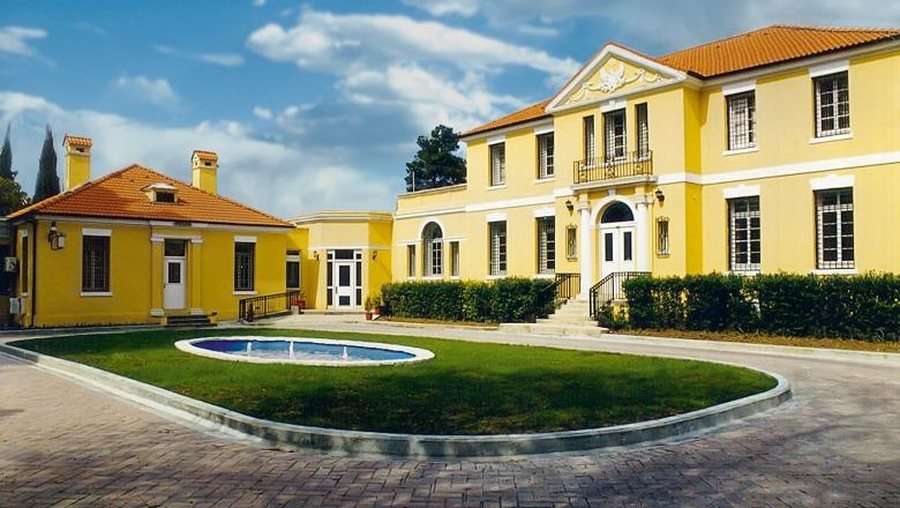 Ambasada Amerikane në Tiranë paralajmëron qytetarët që