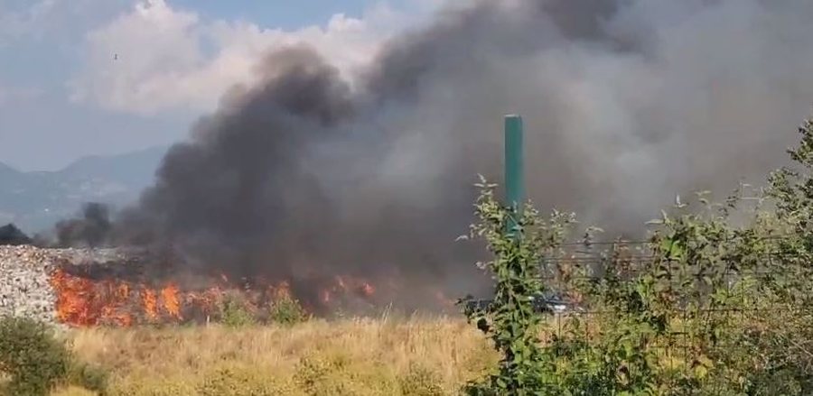 Flakët në landfillin e Elbasanit ‘mbytën’ qytetin me