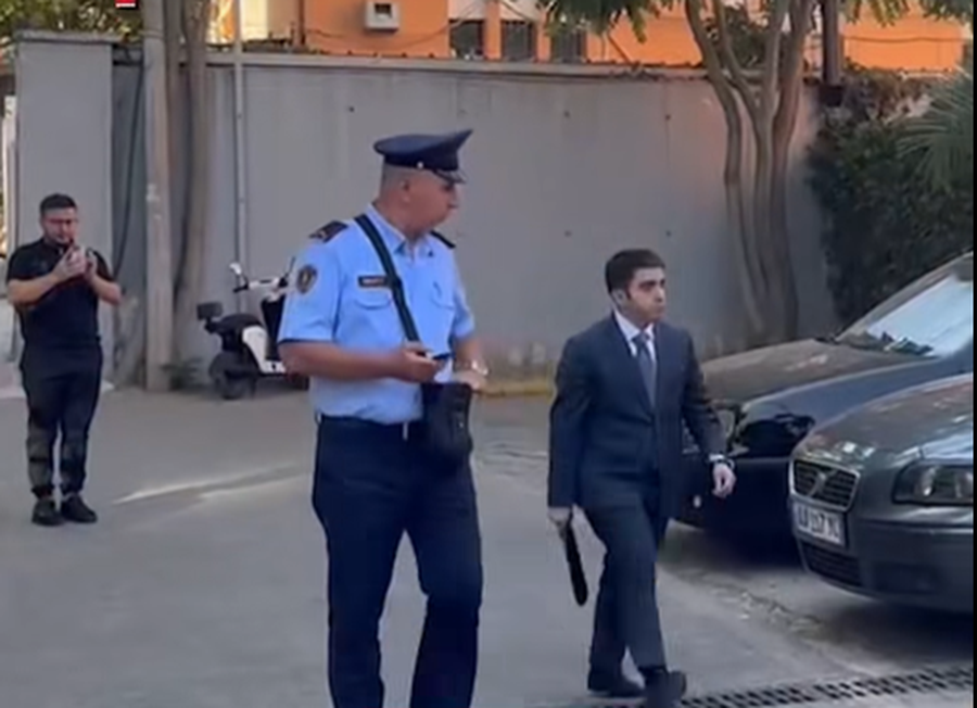 U mor i pandehur dhe u pezullua nga detyra, mbetet në fuqi masa për