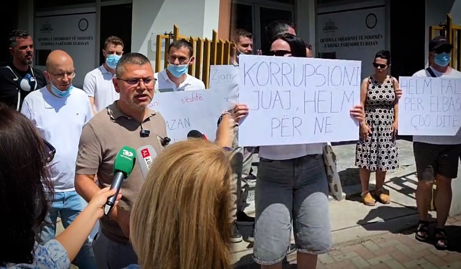 Protesta në Elbasan për zjarrin në fushën e mbetjeve: