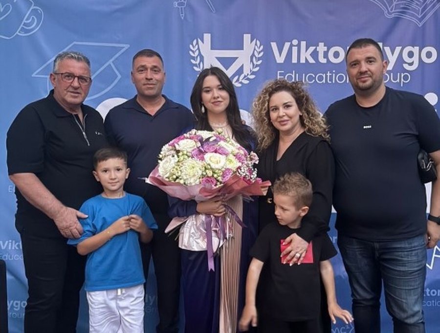 Agron Llakaj emocionon me dedikimin për mbesën Adea: Vesh fustanin e