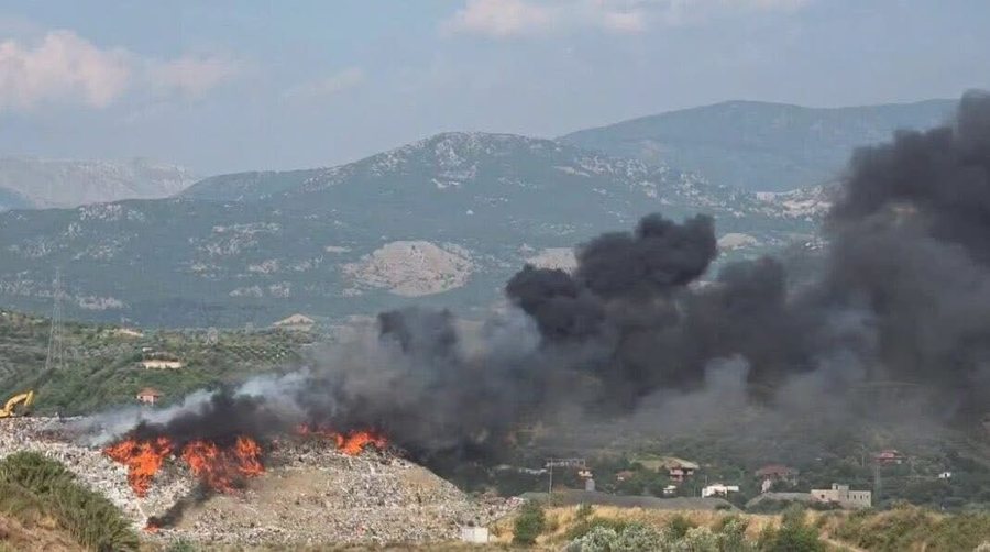 FOTO/ Vazhdon djegia e mbetjeve të landfillit në Elbasan