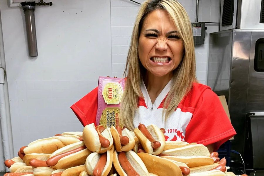 “Hyri në histori”: Amerikani gëlltit mbi 70 hot-dogë