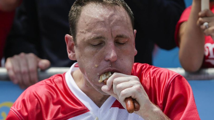 “Hyri në histori”: Amerikani gëlltit mbi 70 hot-dogë