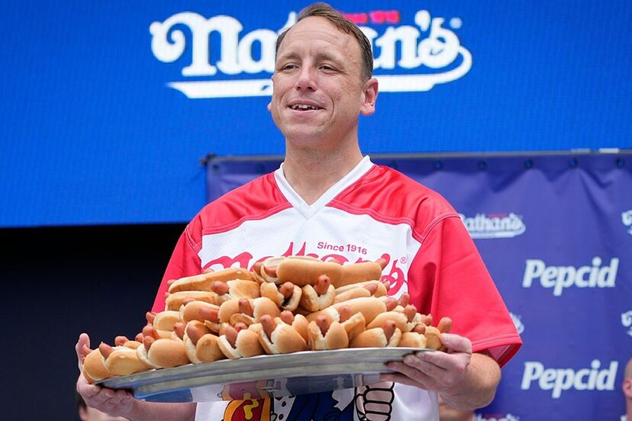 “Hyri në histori”: Amerikani gëlltit mbi 70 hot-dogë