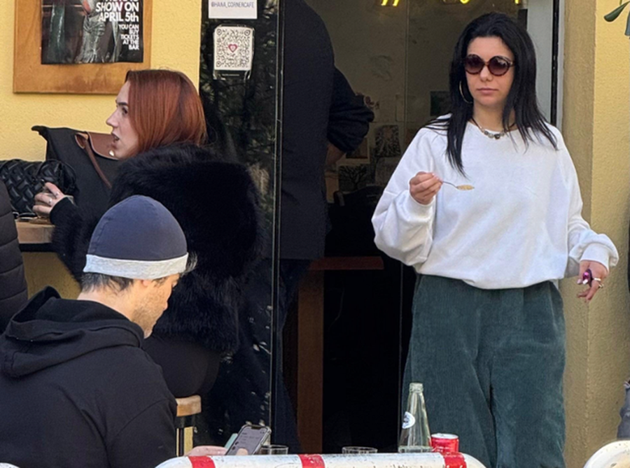 FOTO/ Aktori i njohur Nik Xhelilaj shfaqet në Tiranë me një