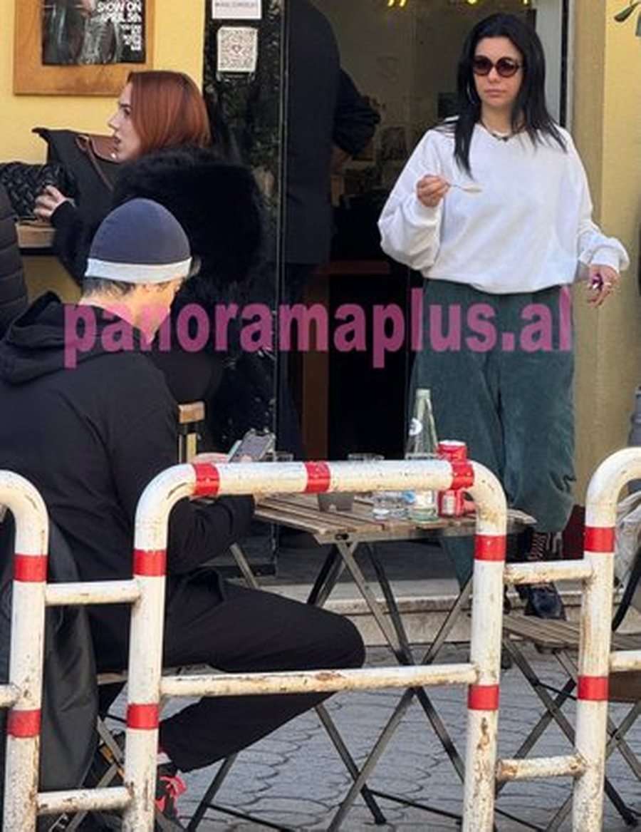 FOTO/ Aktori i njohur Nik Xhelilaj shfaqet në Tiranë me një
