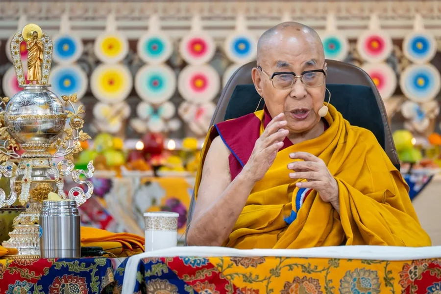 Në ditëlindjen e tij të 90-të, Dalai Lama zbuloi planet