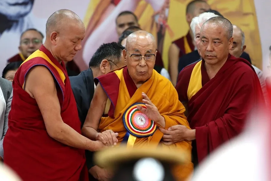 Në ditëlindjen e tij të 90-të, Dalai Lama zbuloi planet