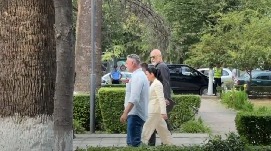 FOTO/ Rama viziton Bashkinë e Fierit në kuadër të aksionit