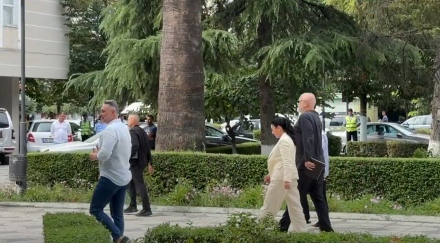FOTO/ Rama viziton Bashkinë e Fierit në kuadër të aksionit