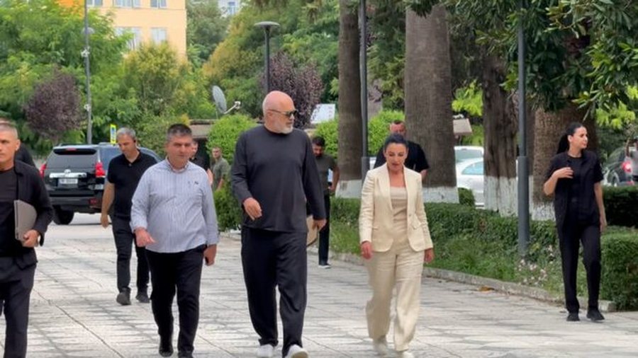 FOTO/ Rama viziton Bashkinë e Fierit në kuadër të aksionit