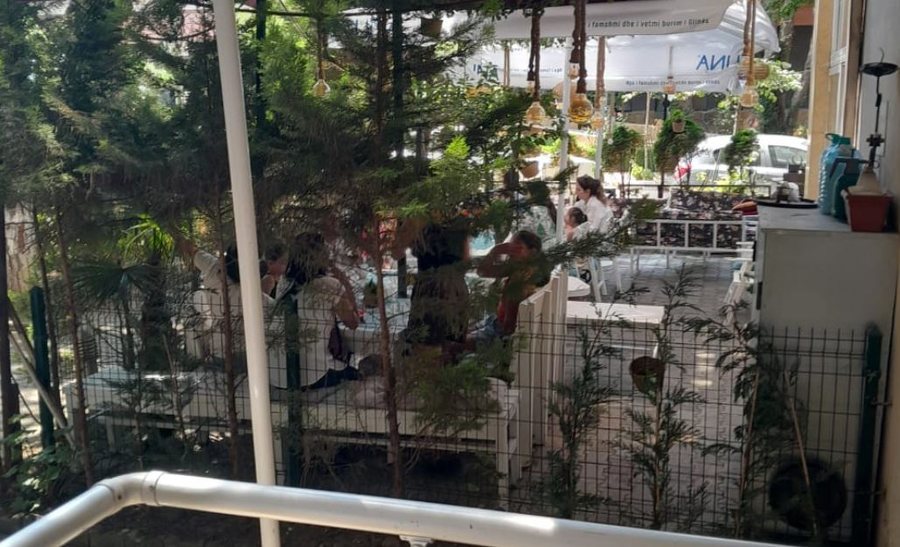 Hapësira publike e zaptuar përballë Hotel Eter, banori: Nuk dal