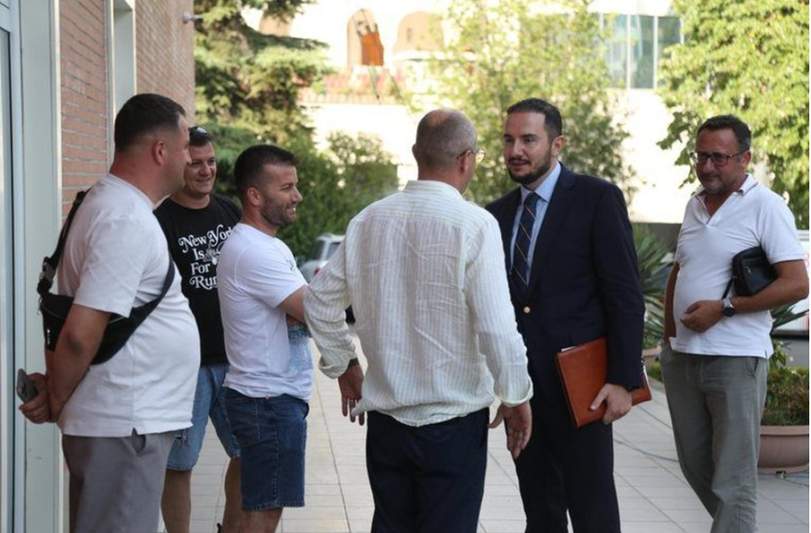 "E përcollën me oiii, e pritën me xhelozi", deputeti
