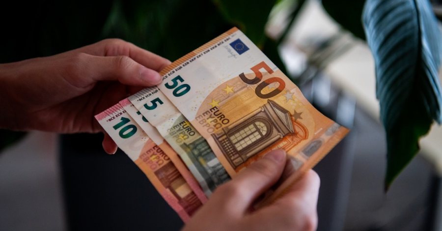 Paraja ‘nga jashtë’ fundos euron! Monedha europiane humb