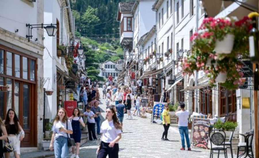 Gjirokastra, qyteti që pret turistin si Krishtin, dhe e trajton si sheik