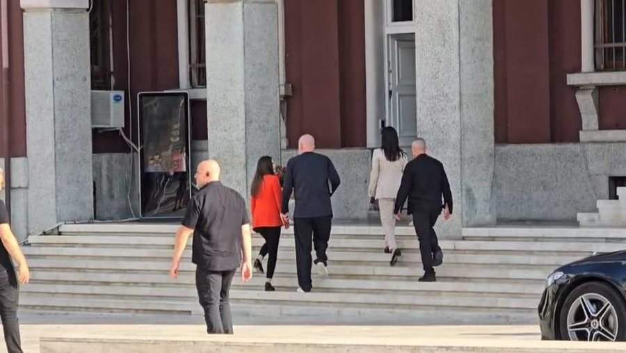 Pas "furtunës" ndaj drejtorëve, Rama mbledh në