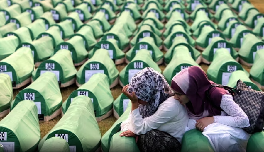 Srebrenica/ Pas 30 vitesh, tmerri i gjenocidit rikthehet në jetë