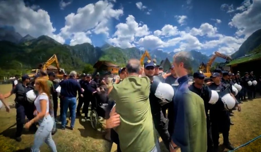 VIDEO/ Tensionohet situata në Theth, banorët përplasen me