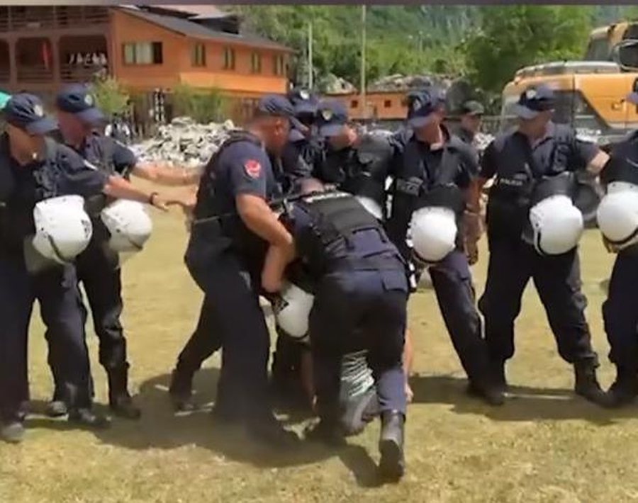 VIDEO - 10 policë vs 1 invalid/ Pamjet që trondisin nga