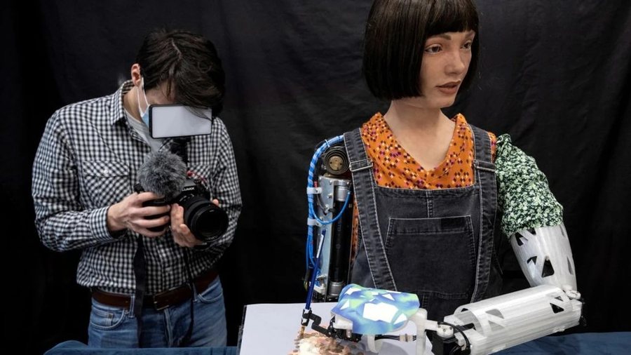 Ky portret i Mbretit Charles u pikturua nga një robot... premton