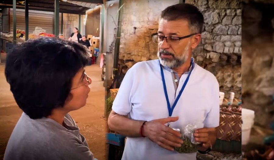 Inspektori i kërkoi shitëses të vendoste etiketë për