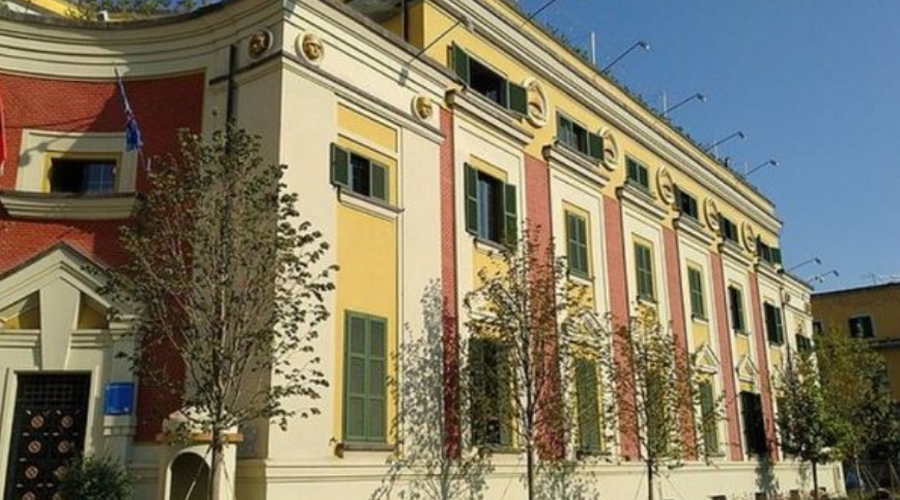 Bashkitë bëjnë të kundërtën, rrisin shpenzimet