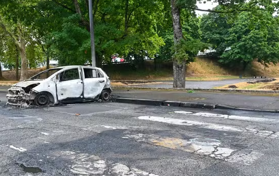 Trazira në Francë, qindra persona të maskuar hedhin molotov dhe