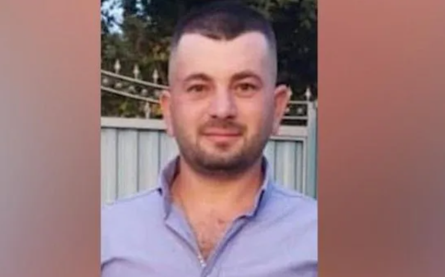 E zuri korenti kur po montonte skelat e koncertit, del FOTO e të riut