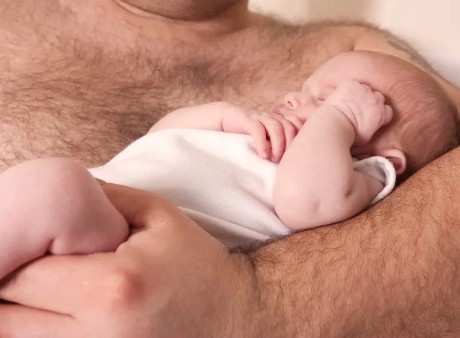 Bebes i krijohet 'mikropen*s' pas kontaktit me babain, mjekja suedeze