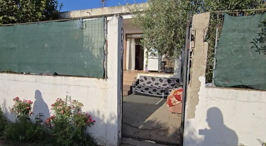 Mbyti të atin me tel, arrestohet edhe nëna e 26 vjeçares!
