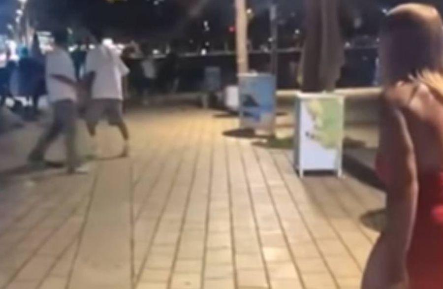 Saranda e kthyer në “arenë boksi”! Sherri br*tal mes