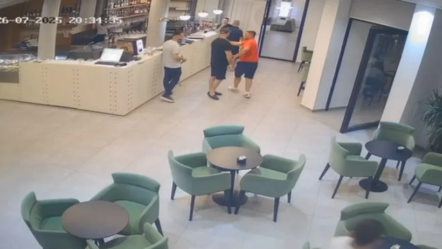I rrahu kamarierin për një shishe ujë, pronari i hotelit bën