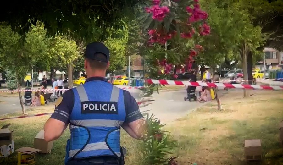 I moshuari plagoset me thikë nga bashkëmoshatari, sherri gjatë