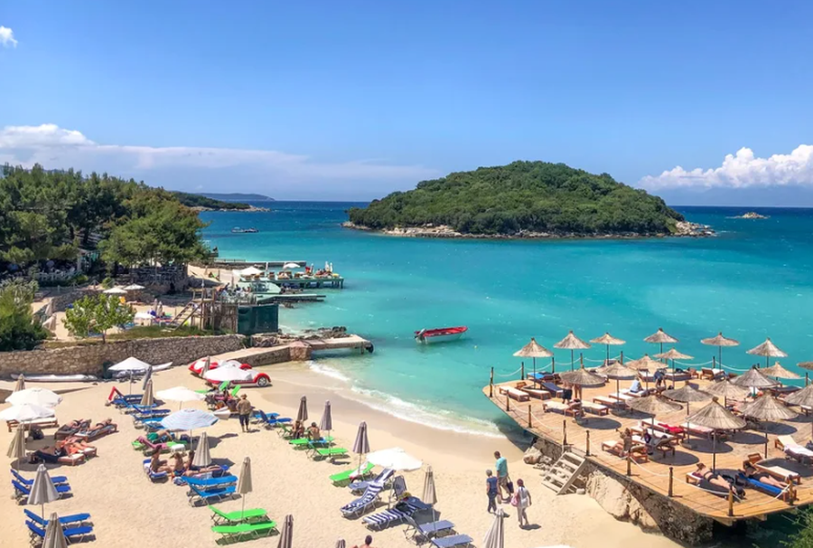 Vodhi një portofol me lekë dhe karta bankare në Ksamil, kapet