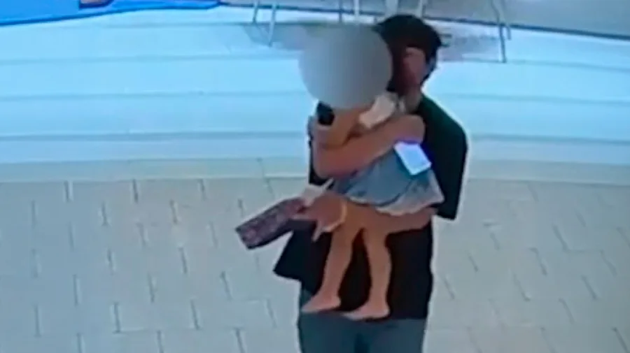 VIDEO/ Momenti kur një burrë me skizofreni rrëmben një