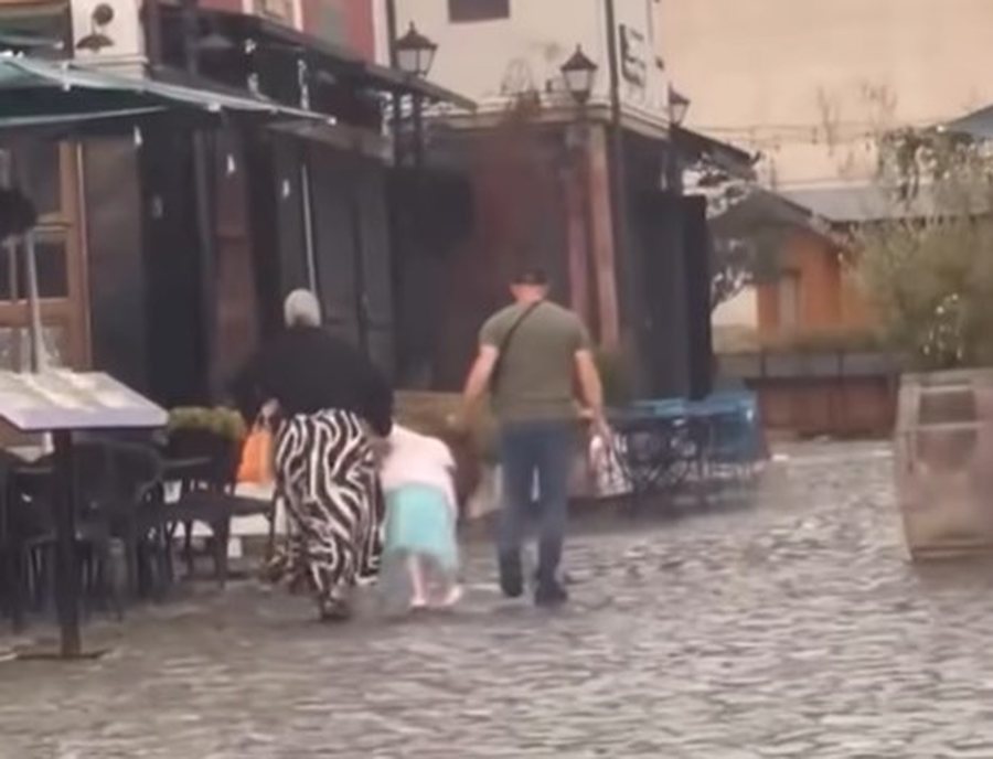 Babai shqiptar dhe nëna turke tërhoqën zvarrë për