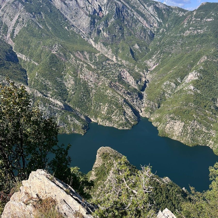 Alarm në Alpet Shqiptare: Dy turistë të huaj rrëzohen e