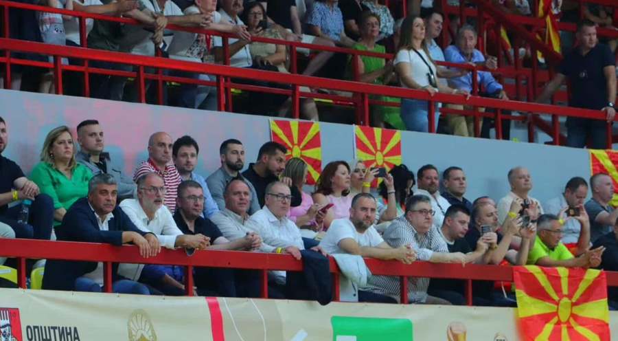 Mickoski dënon thirrjet antishqiptare në Maqedoni, Vjosa Osmani